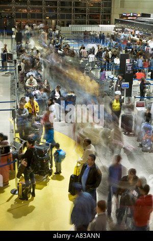 Voyageurs d'attendre le contrôle de sécurité dans le terminal international Tom Bradley à l'Aéroport International de Los Angeles Banque D'Images