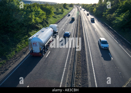 Regardant VERS LE BAS SUR LA ROUTE A12, près de Colchester, Essex, Angleterre,À PARTIR DE L'UN DES PONTS. Banque D'Images