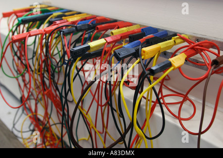 Les fils électriques de couleur en laboratoire de physique de 6ème collège en sixième Banque D'Images