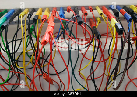 Les fils électriques de couleur en laboratoire de physique de 6ème collège en sixième Banque D'Images