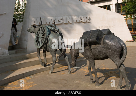 Les animaux dans War Memorial, la sculpture de David Blackhouse sculpteur Richard Holliday et Harry jour ciseleurs, situé dans la région de Park Fil Banque D'Images