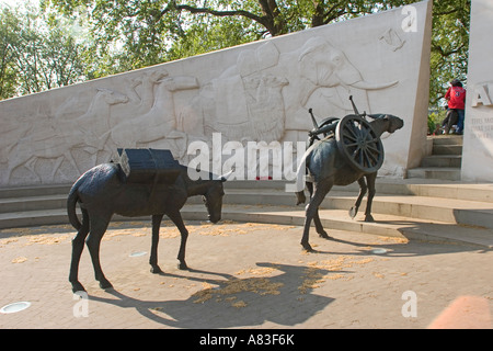 Les animaux dans War Memorial, la sculpture de David Blackhouse sculpteur Richard Holliday et Harry jour ciseleurs, situé dans la région de Park Fil Banque D'Images