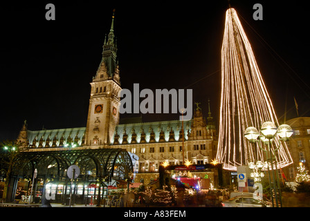 Marché de Noël le 'Rathausmarkt' en face de l'hôtel de ville de Hambourg, Allemagne Banque D'Images