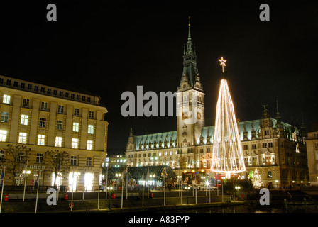 Marché de Noël le 'Rathausmarkt' en face de l'hôtel de ville de Hambourg, Allemagne Banque D'Images