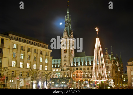 Marché de Noël le 'Rathausmarkt' en face de l'hôtel de ville de Hambourg, Allemagne Banque D'Images