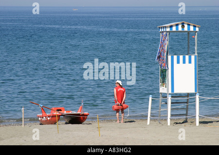 Beach watcher au travail holding life preserver sur la plage de Levanto sur la riviera italienne, ligurie, italie Banque D'Images
