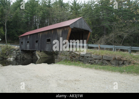 Pont couvert de Dalton qui traverse la rivière Warner situé à Warner FRANCE Banque D'Images