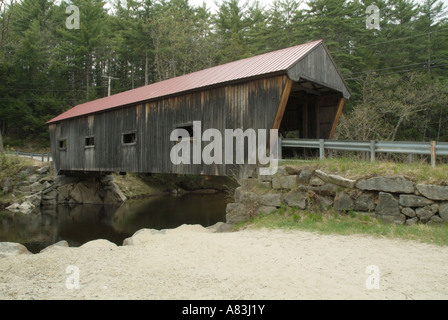 Pont couvert de Dalton qui traverse la rivière Warner situé à Warner FRANCE Banque D'Images