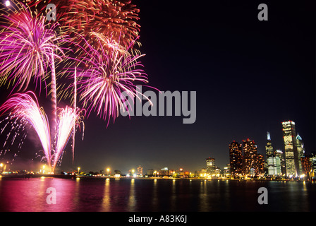 Un feu d'artifice et le Chicago skyline at night en Illinois Banque D'Images