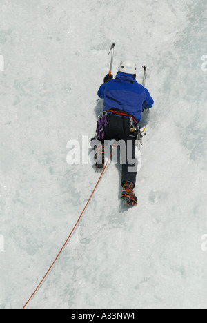 L'escalade de glace sur un mur gelé Banque D'Images