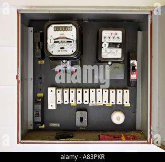 Dans la case des compteurs d'électricité avec l'ancien style de fusibles, circa 1962, en Nouvelle Zélande Accueil Banque D'Images