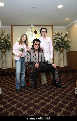 Récemment Mariés couple allemand avec l'intérieur de double elvis graceland Wedding Chapel sur 619 Las Vegas Boulevard South. Nevada, États-Unis Banque D'Images