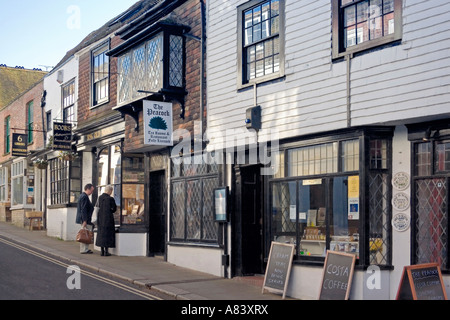 L'homme et la femme window shopping in antique book store terrasse au milieu de boutiques, Lion Street, seigle, Sussex, UK Banque D'Images