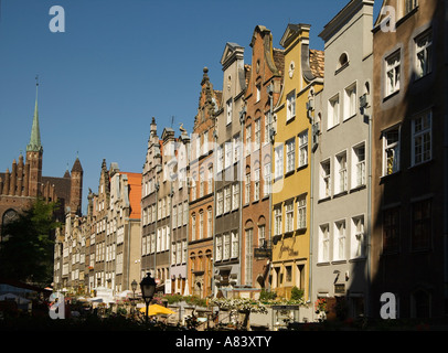 Gdansk, Pologne ; rue de la vieille ville avec façades reconstruites Banque D'Images
