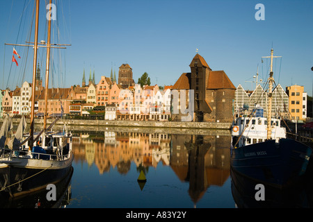 Gdansk, Pologne ; Nowy Port (Port Intérieur) et Grue de Gdansk, de la rivière Motlawa Banque D'Images