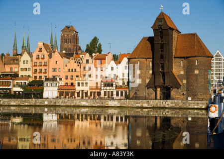 Gdansk, Pologne ; Nowy Port (Port Intérieur) et Grue de Gdansk, de la rivière Motlawa Banque D'Images