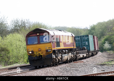 Freightliner train remorqué par EWS locomotive diesel de la classe 66 à Hatton North Junction, Warwickshire, England, UK Banque D'Images