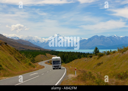 Un campervan retourne à partir de Mount Cook Village avec Mt Cook et le Lac Pukaki en arrière-plan Banque D'Images