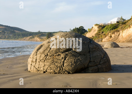 L'un des Moeraki Boulders North Otago en Nouvelle-Zélande Banque D'Images