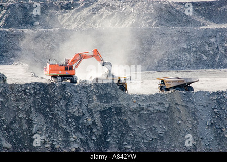 Pelle et camions à benne travaillant à Frasers Pit mine d'or à ciel ouvert dans l'Otago en Nouvelle-Zélande Banque D'Images