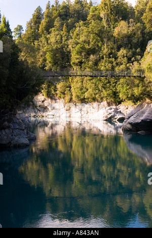 Pont tournant, sur les eaux bleues de la côte ouest de la Gorge de Hokitika Nouvelle Zélande Banque D'Images