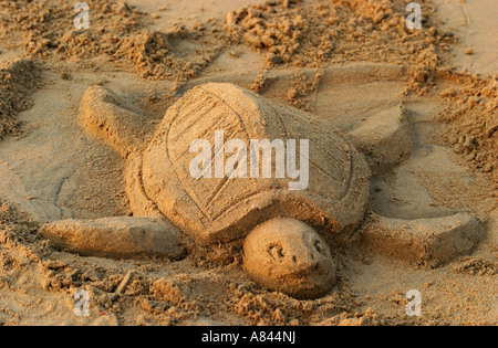 Sculptures de sable géantes mettre l'option les tortues olivâtres campagne sur la plage de Puri, Orissa, Inde Banque D'Images