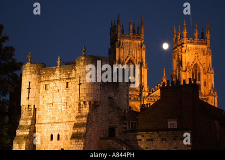 Bootham Bar et York Minster au crépuscule avec la Lune se levant entre les tours de ville de York Minster Yorkshire Angleterre Banque D'Images