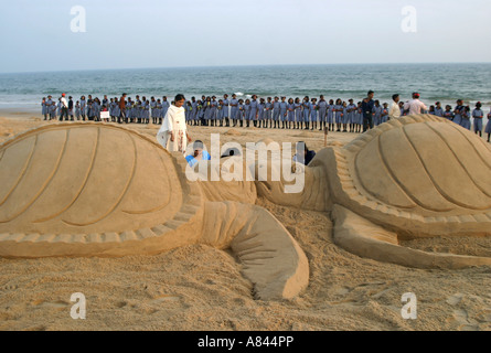 Sculptures de sable géantes mettre l'option la campagne sur les tortues olivâtres Puri beach, Orissa, Inde Banque D'Images