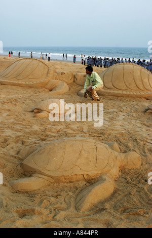 Sculptures de sable géantes mettre l'option la campagne sur les tortues olivâtres Puri beach, Orissa, Inde Banque D'Images