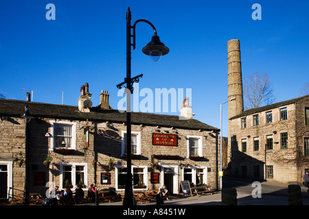 Épaule de mouton Inn et Hebden Bridge Mill de St Georges Square Hebden Bridge West Yorkshire Angleterre Banque D'Images