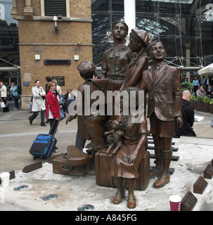 Frank Meisler memorial bronze sculpture Enfants du Kindertransport, Hope Square, la gare de Liverpool Street, Londres, Angleterre Banque D'Images