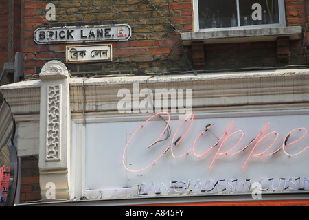 Plaque de rue en anglais et bengali et asiatique boutique détail, Brick Lane, London, E1, Angleterre Banque D'Images