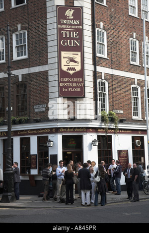 L'arme public house avec buveurs vendredi soir dans la rue Brushfield Street, Spitalfields, Londres E1, Angleterre Banque D'Images