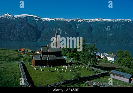 La Norvège. Église Urnes. Construit autour de 1130 - 1150 il est considéré comme la plus ancienne église de Norvège. Situé sur le Fjord Lustre Banque D'Images