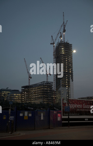 Bishopsgate et Broadgate Tower en construction d'immenses grues de Shoreditch High Street, Londres, Angleterre East End Banque D'Images