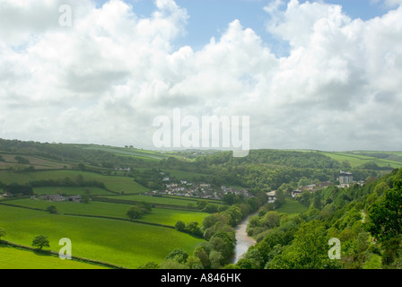 Soleil et de douches. Nuages douche rouler sur la vallée de Torridge à Taddiport, Devon, Angleterre. Banque D'Images