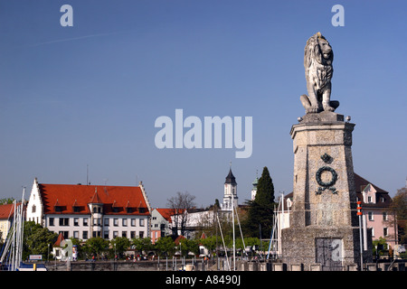 La statue d'un lion qui garde l'entrée du port de Lindau sur le lac de Constance en Allemagne Banque D'Images