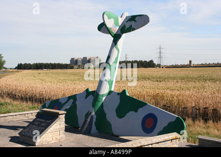 Baie de Bradwell world war memorial à RAF de deux aviateurs spitfire avec centrale nucléaire au-delà de Bradwell Banque D'Images