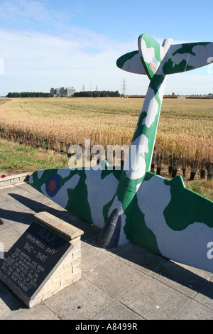 La seconde guerre mondiale, la baie de Bradwell RAF de deux Spitfire memorial aux aviateurs avec centrale nucléaire au-delà de Bradwell Banque D'Images