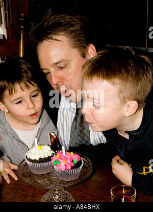 Les garçons l'âge de 4 et 7 de chanter joyeux anniversaire papa à l'âge de 38 ans. T 'Paul' Minnesota USA Banque D'Images