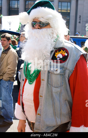 Marcher représentant la société Naughty Santa Noël. St Patrick's Day Parade St Paul Minnesota USA Banque D'Images