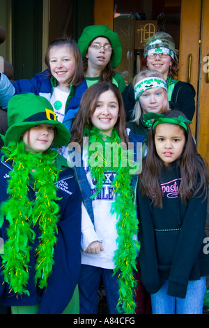 St Patrick's Day Parade filles âgés de 8 à 13 dans leur tenue vestimentaire et boas irlandais. St Paul Minnesota USA Banque D'Images