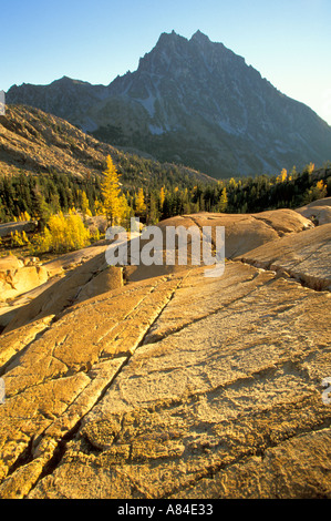 Lever de soleil sur dalles de pierre texturés ci-dessous Mount Stuart Lake Ingalls Forêt nationale de Wenatchee, Washington Cascade Mountains Banque D'Images