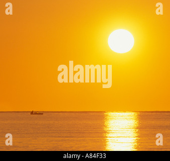 Bateau de pêche sur l'océan en contrebas soleil levant au large de la côte du Maine Maine Océan Atlantique Banque D'Images