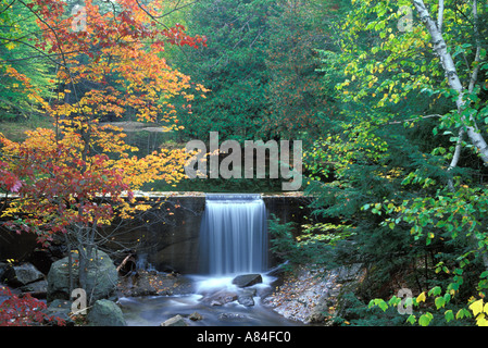 Cascade et la couleur de l'automne Côté Nord route près de Gorham New Hampshire Banque D'Images