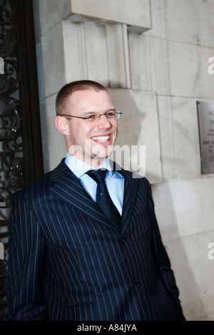 Businessman posing pour une séance photo dans la salle de bureau Banque D'Images