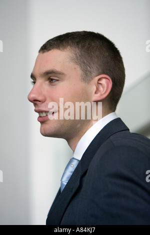 Businessman posing pour une séance photo dans la salle de bureau Banque D'Images