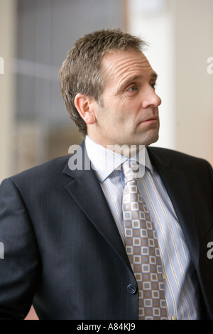 Businessman posing pour une séance photo dans la salle de bureau Banque D'Images