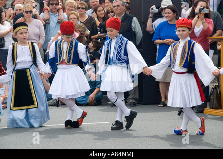 Les australiens d'origine grecque célébrer lors d'un festival de danses en costume traditionnel Banque D'Images