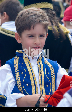 Un enfant d'origine grecque à célébrer une fête en costume traditionnel Banque D'Images